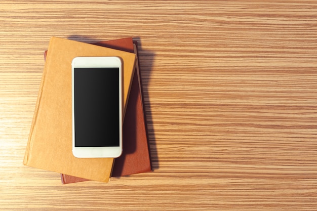 Smartphone en mesa de madera