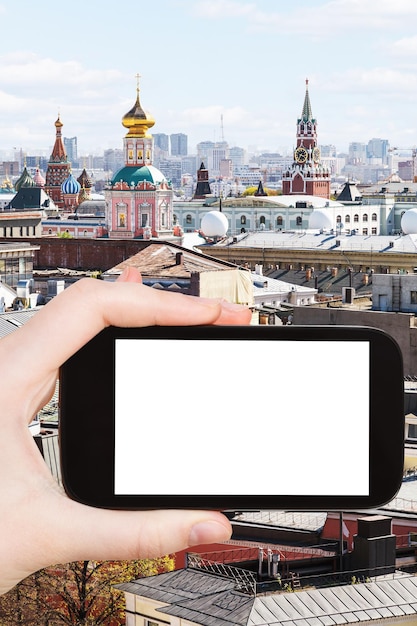 Smartphone mit ausgeschnittenem Bildschirm und Moskauer Mitte