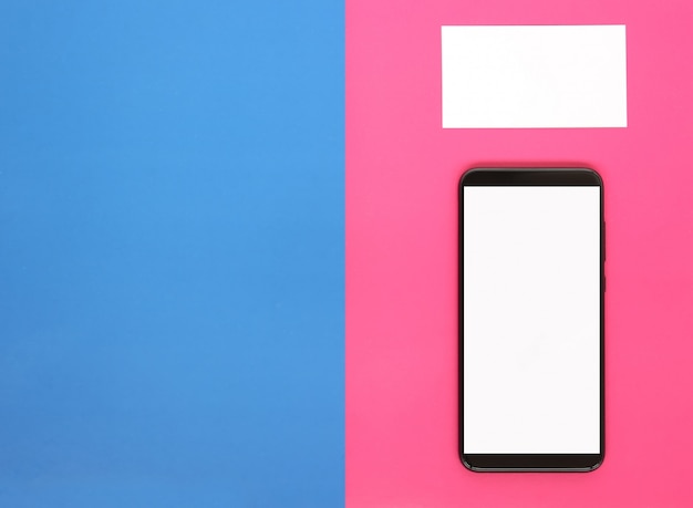 Smartphone mit einem leeren Bildschirm und einer leeren Karte auf rosa und blauem Hintergrund