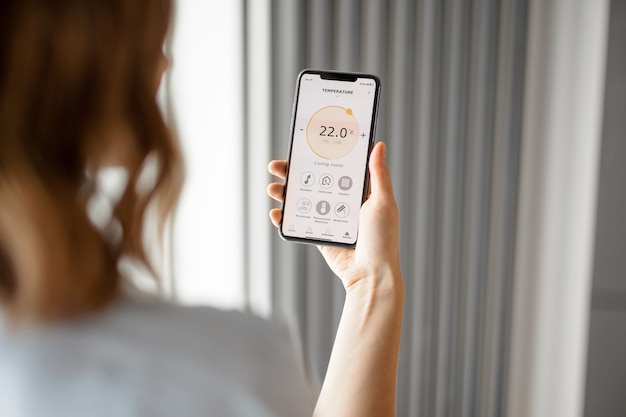 Smartphone mit gestarteter Anwendung zur Temperaturanpassung