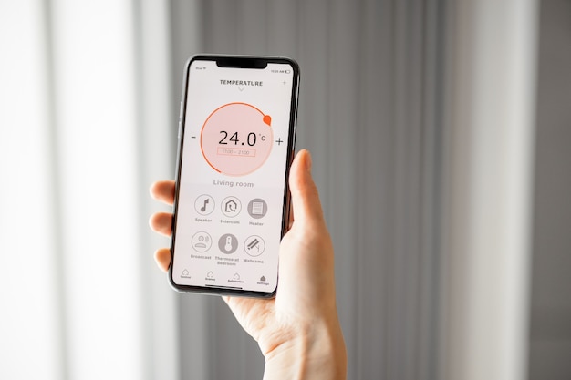 Smartphone mit gestarteter Anwendung zur Temperaturanpassung
