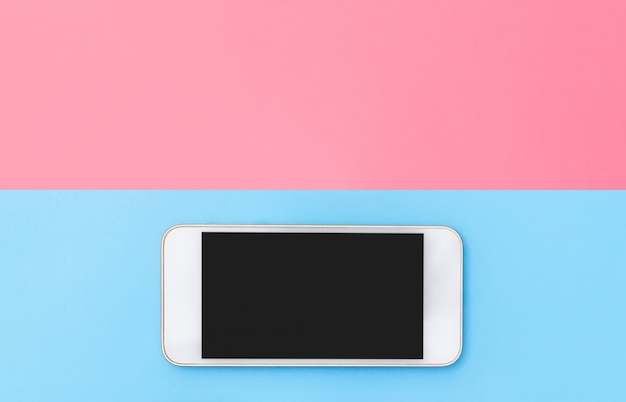 Smartphone mit schwarzem Bildschirm auf dem Hintergrund rot und blau