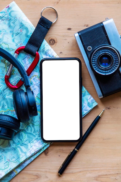 Foto smartphone moderno com itens de viagem exibição de telefone de tela em branco