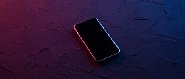 Smartphone móvil en colores neón azul rojo oscuro. Mock up Vista en perspectiva. El diseño del dispositivo. Presentación del diseño de la interfaz.