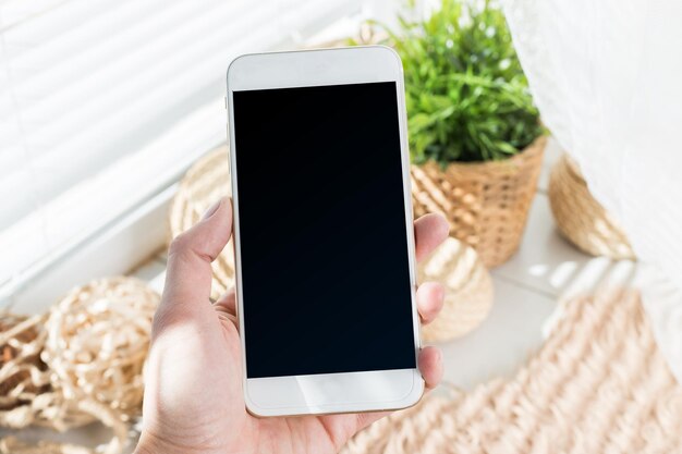 Smartphone móvil con pantalla en blanco negra