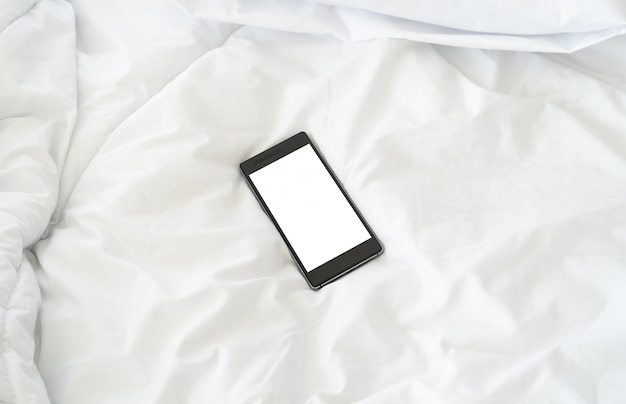 Smartphone na cama, conceito de férias