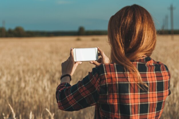 smartphone na mão da menina