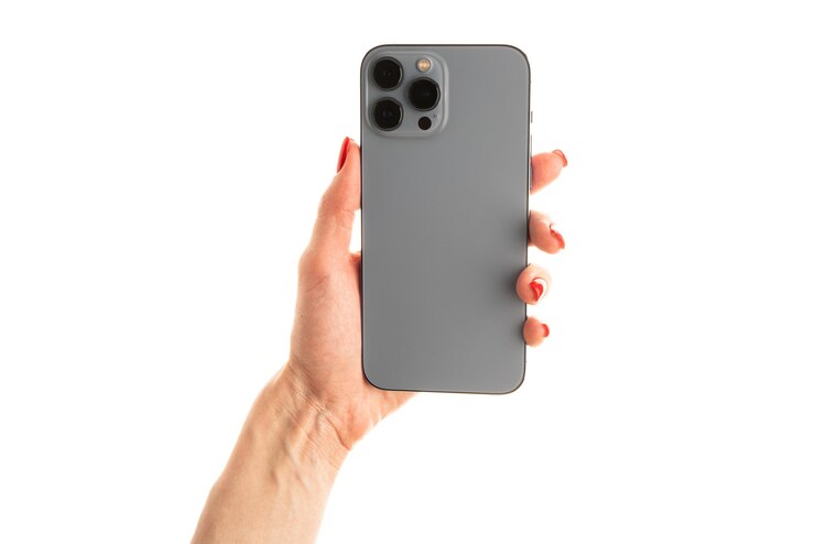Smartphone na mão feminina isolado no fundo branco