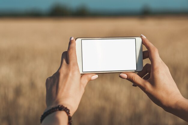 smartphone nas mãos da menina