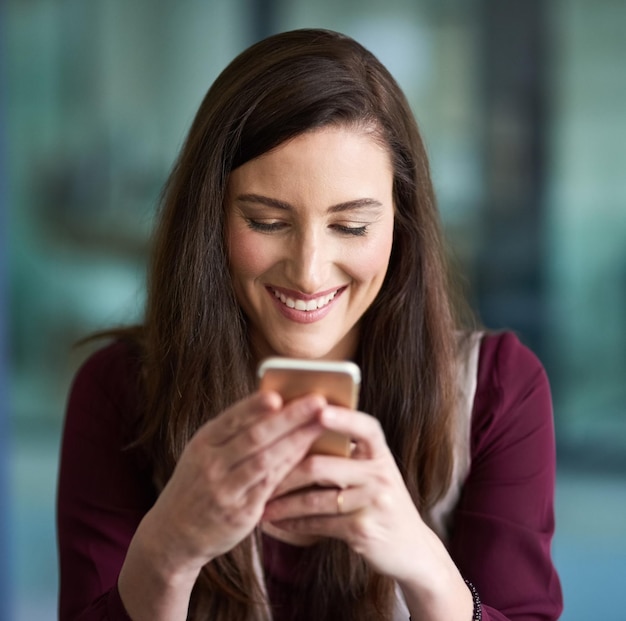 Smartphone de negocios y mujer feliz o escribir un mensaje de texto o navegar por las redes sociales en línea Conexión a las redes de internet y comunicación sonrisa para la notificación con la aplicación de la empresa