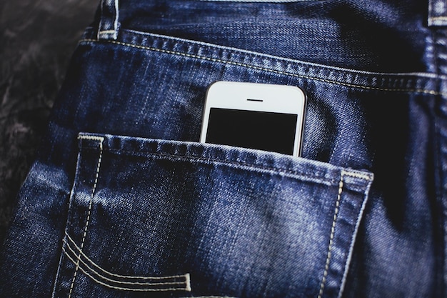 Smartphone no bolso da calça jeans close-up