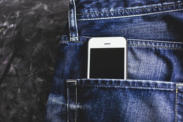 Smartphone no bolso da calça jeans