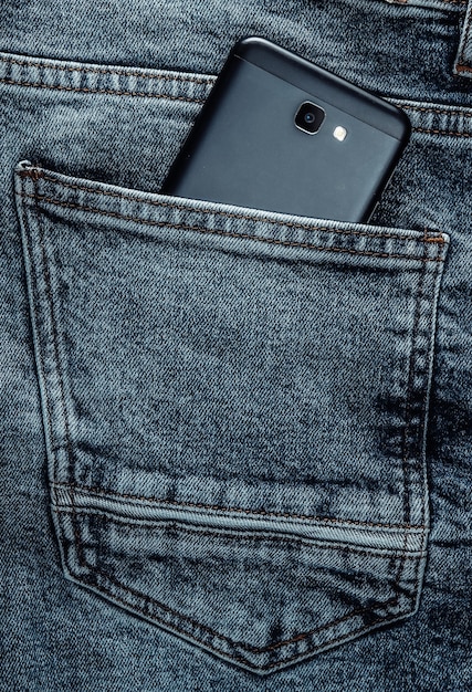 Smartphone no bolso de trás da calça jeans