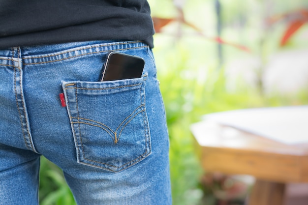 Smartphone no bolso de trás da calça jeans.