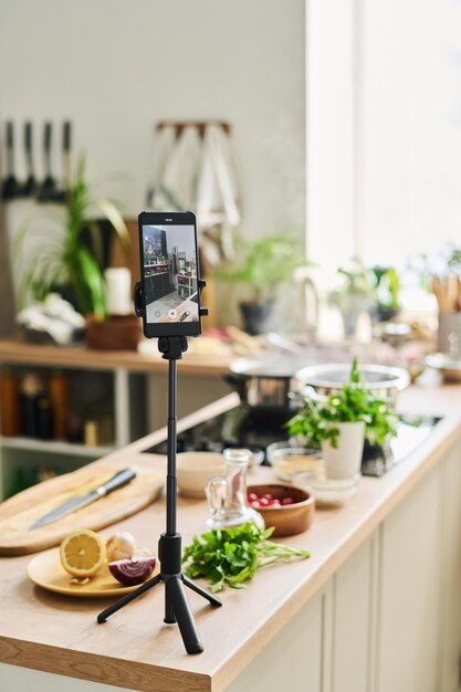 Smartphone no tripé na cozinha