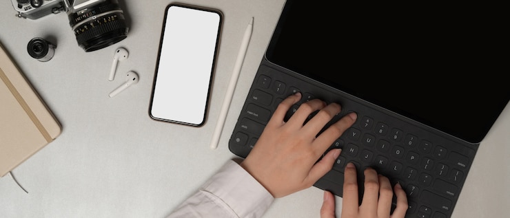 Foto smartphone con pantalla blanca y tableta