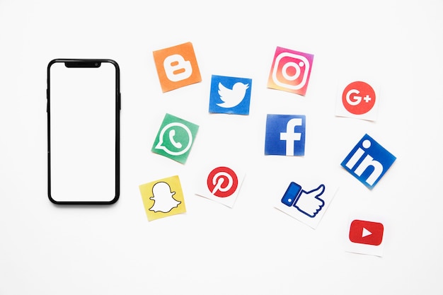 Foto smartphone con pantalla en blanco en blanco además de iconos de redes sociales vivos