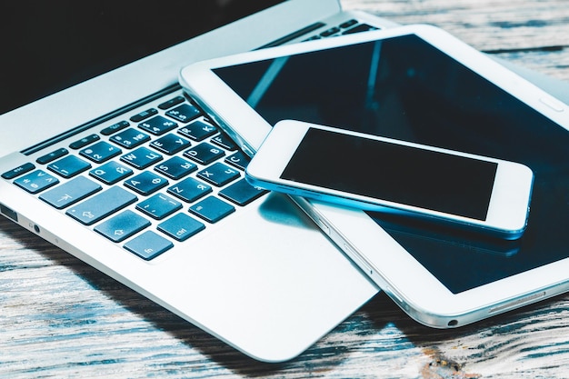 Smartphone con pantalla en blanco y pc de mesa en el fondo