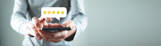 Smartphone para feedback de revisão de sucesso cinco estrelas