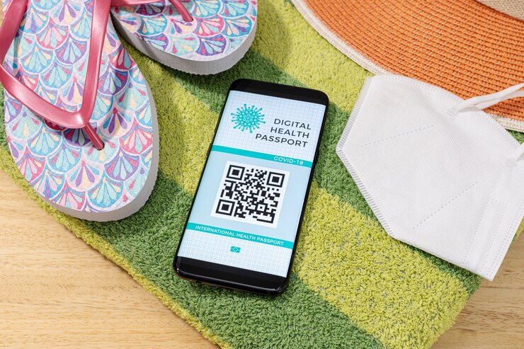 Foto smartphone con pasaporte de salud digital o vacunación en pantalla