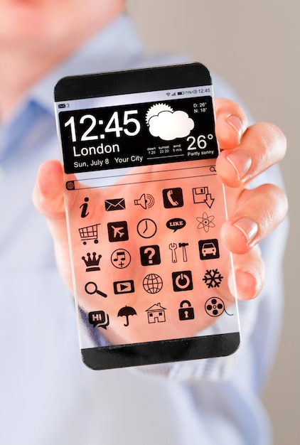 Smartphone (phablet) con pantalla transparente en manos humanas. Concepto de ideas innovadoras futuras reales y las mejores tecnologías de la humanidad.