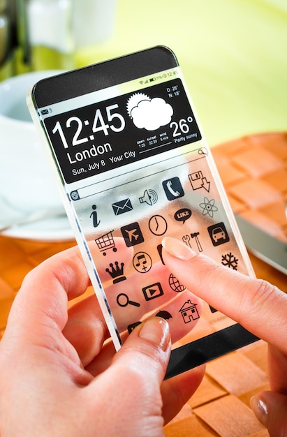 Smartphone (phablet) con pantalla transparente en manos humanas. Concepto de ideas innovadoras futuras reales y las mejores tecnologías de la humanidad.