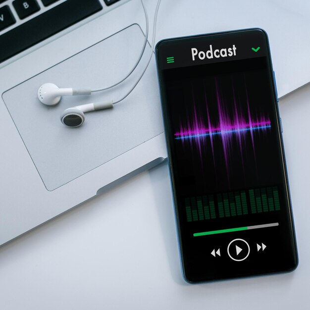 Foto smartphone y portátil que reproduce podcasts, radio, transmisión de música y concepto de transmisión de audio