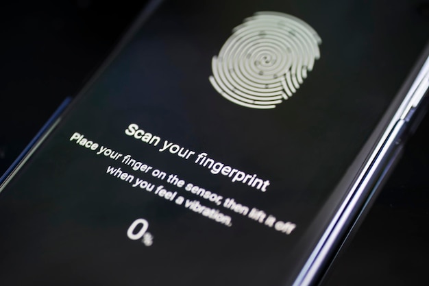 Smartphone que muestra escaneos de identificación de huellas dactilares