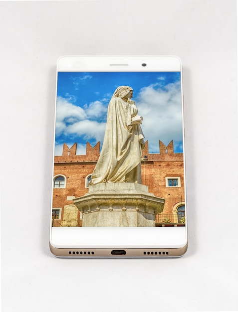 Smartphone que muestra la imagen de la estatua de Dante Alighieri Verona Italy