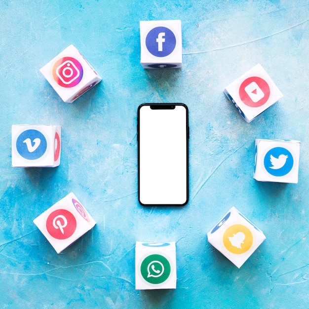 Foto smartphone rodeado de bloques de aplicaciones de medios sociales