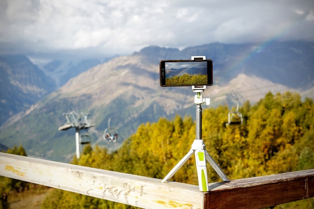 Smartphone en un trípode en las montañas