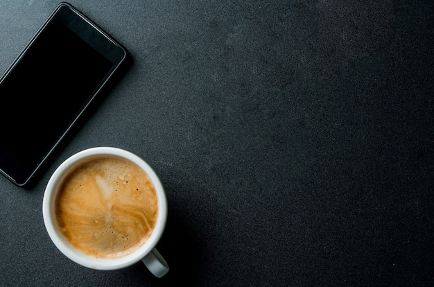 Smartphone und eine Kaffeetasse