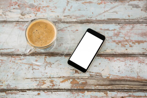 Smartphone und eine Tasse Kaffee