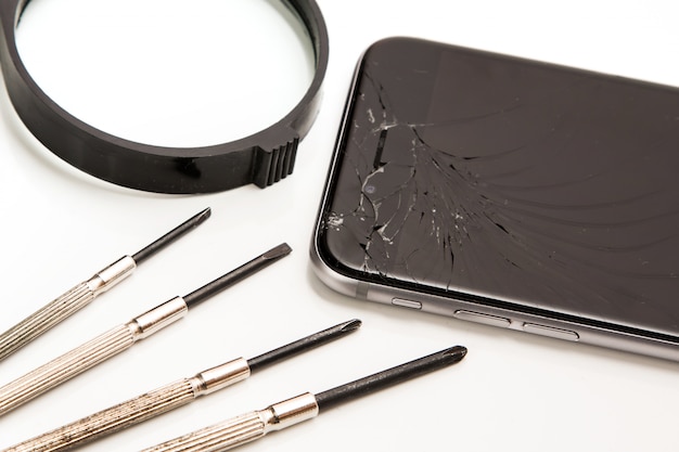 Smartphone und Werkzeuge zur Reparatur