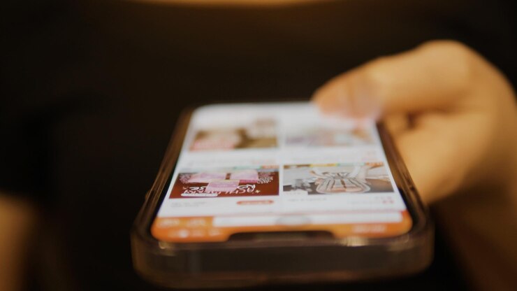Foto smartphones e comunicação on-line mídias sociais trabalho on-line reuniões on-line e compras on-line