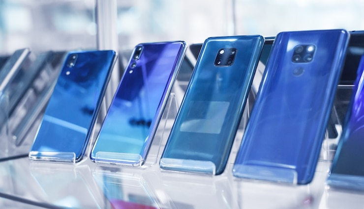 Foto smartphones modernos em loja de eletrônicos. tecnologia, negócios