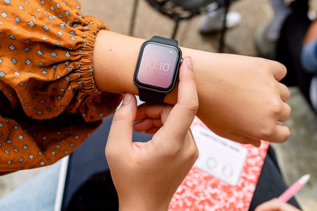 Foto smartwatch am handgelenk einer studentin