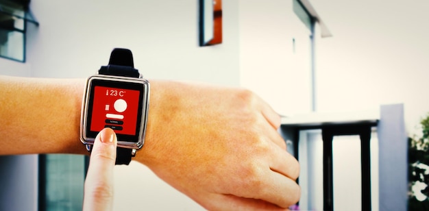 Smartwatch am Handgelenk gegen Home Control Center