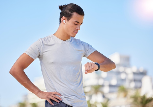 Smartwatch de exercícios e homem verificando a saúde da corrida e o progresso cardiovascular durante o treinamento em uma cidade Rastreador digital de coração e pulso para corredor externo para monitor de desempenho e aplicativo de condicionamento físico