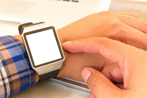 Smartwatch de manos de empresario con pantalla en blanco.