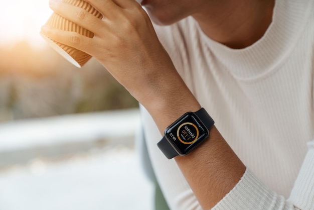 Foto smartwatch mit kalorienwarn-app auf der hand der frau