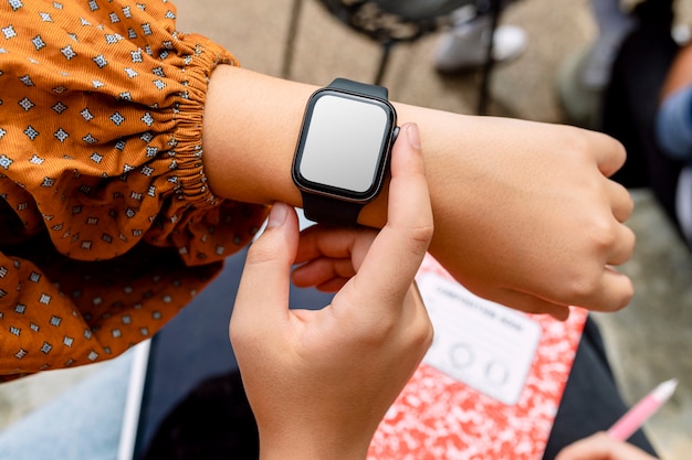 Foto smartwatch en la muñeca de una estudiante