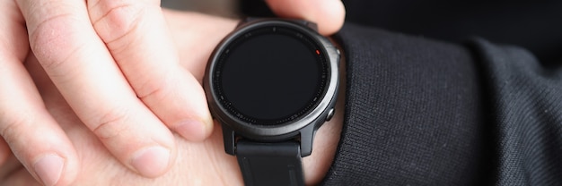 Smartwatch preto usado no pulso masculino