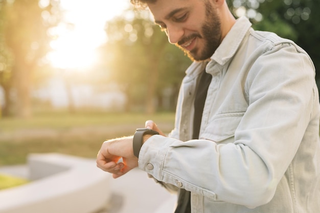 Smartwatch Smartwatch auf der Hand eines Mannes im Freien die Hand des Mannes, die eine intelligente Uhr berührt