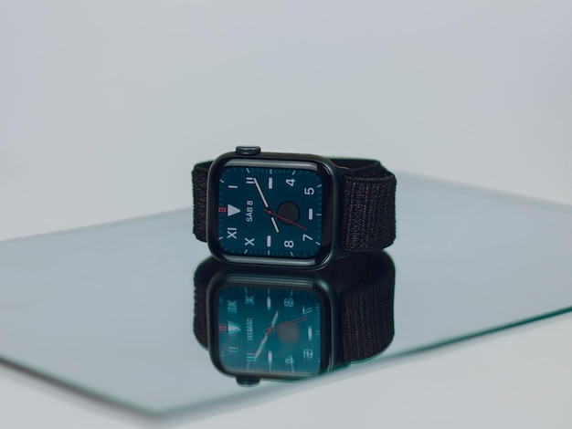 Foto smartwatch sombre espejo con reflejo