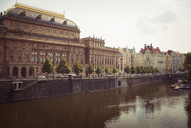 Smetanovo-Damm und Nationaltheater. Prag, Tschechische Republik