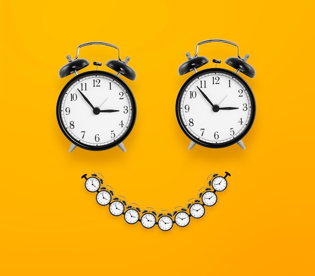 Smile-Look aus Uhren auf gelbem Hintergrund glückliches Zeitkonzept