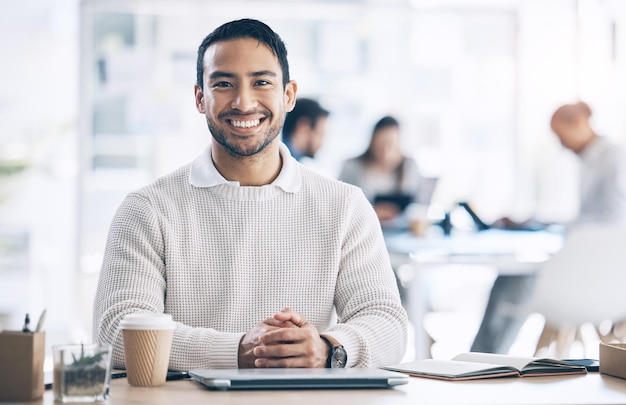 Smile marketing e empresário feliz em um escritório de coworking em uma agência corporativa Pronto animado e retrato de um funcionário trabalhando em uma mesa com comprometimento criatividade e felicidade no trabalho