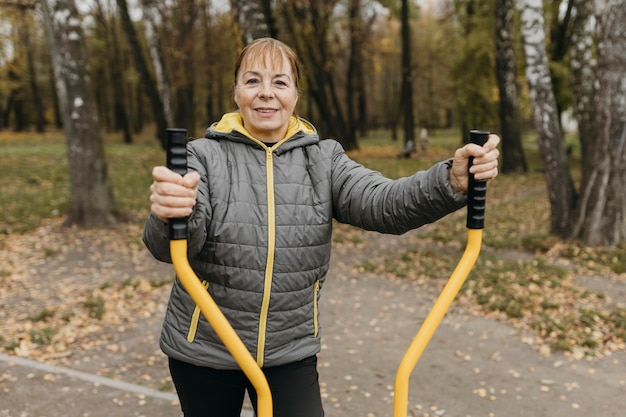 Foto smiley ältere frau, die draußen arbeitet