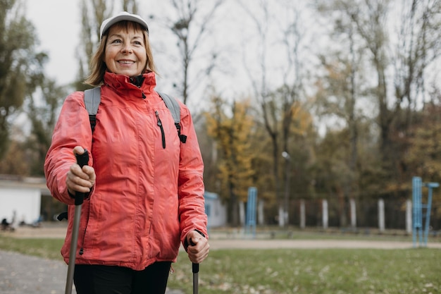 Smiley ältere Frau Trekking im Freien